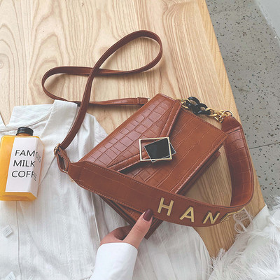 Sieviešu ādas soma ar kvadrātveida formu