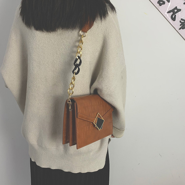 Négyzet alakú női bőrtáska