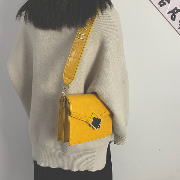 Négyzet alakú női bőrtáska