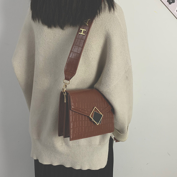 Négyzet alakú női bőrtáska