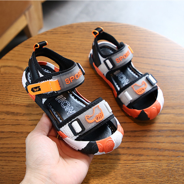 Ikdienas bērnu sandales ar uzrakstu un uzlīmēm zēniem