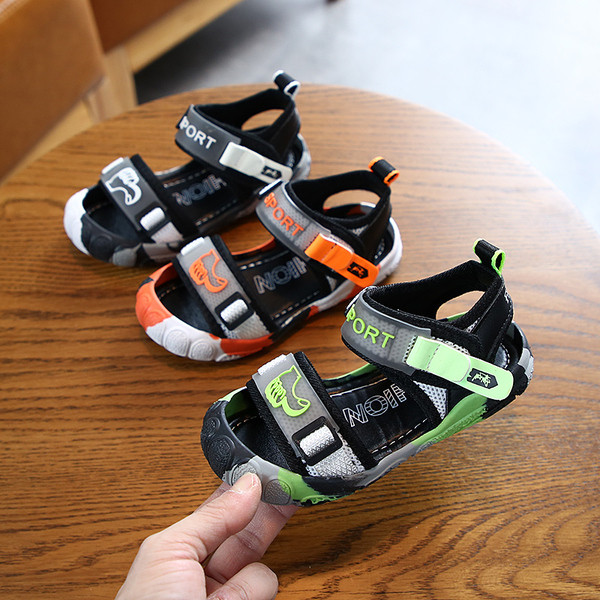 Ikdienas bērnu sandales ar uzrakstu un uzlīmēm zēniem