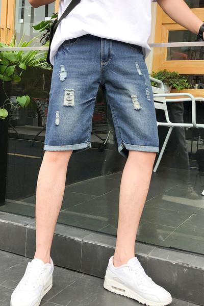 Vīriešu īsie džinsi ar saplēstiem motīviem