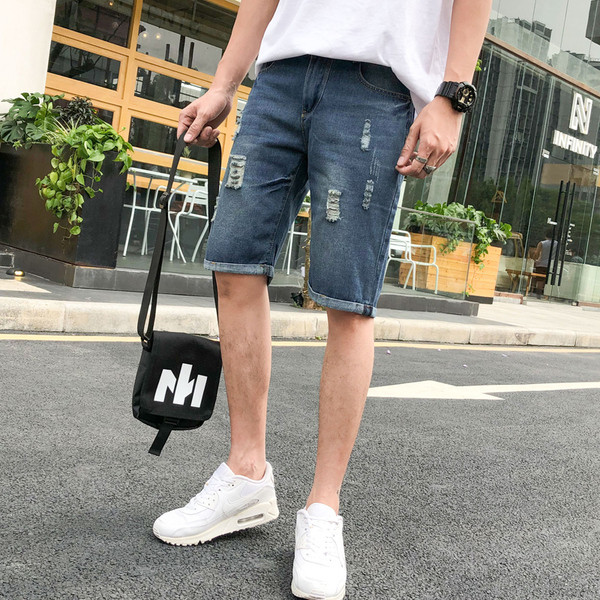 Vīriešu īsie džinsi ar saplēstiem motīviem