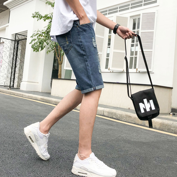 Vīriešu īsie džinsi ar saplēstiem motīviem