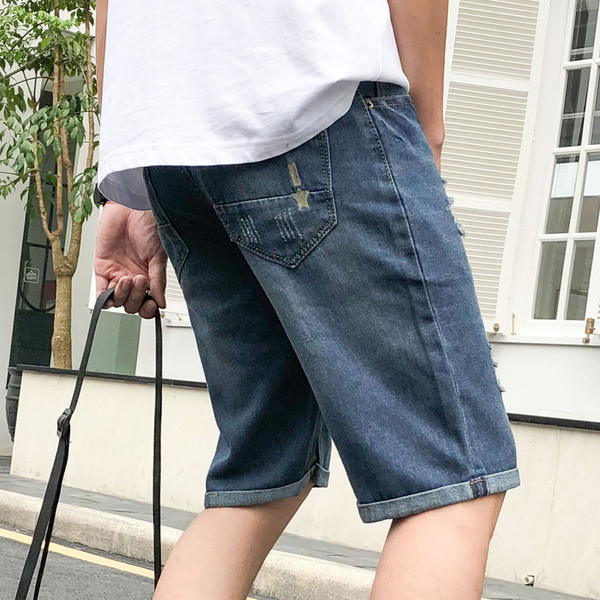 Vīriešu īsie džinsi ar saplēstiem motīviem