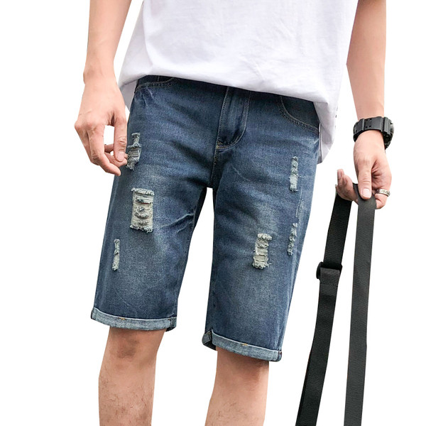 Vīriešu īsie džinsi ar saplēstiem motīviem