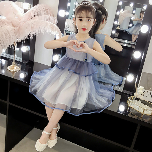 Modern gyerekruha ovális nyakkivágással és tüllvel