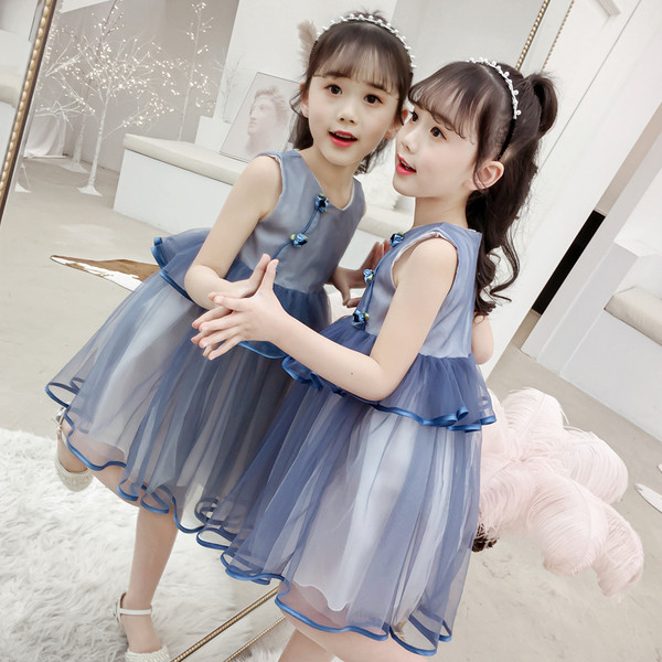 Modern gyerekruha ovális nyakkivágással és tüllvel