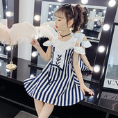 Moodne paljaste õlgade ja paeltega lastekleit