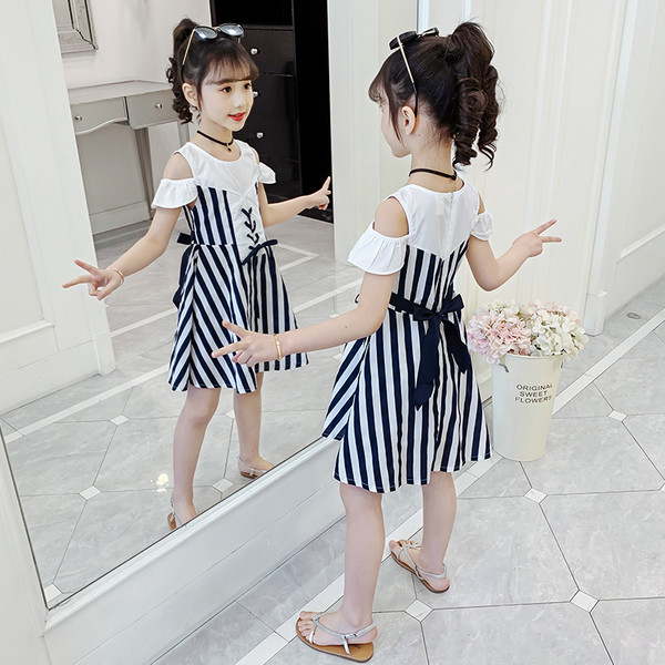 Moodne paljaste õlgade ja paeltega lastekleit