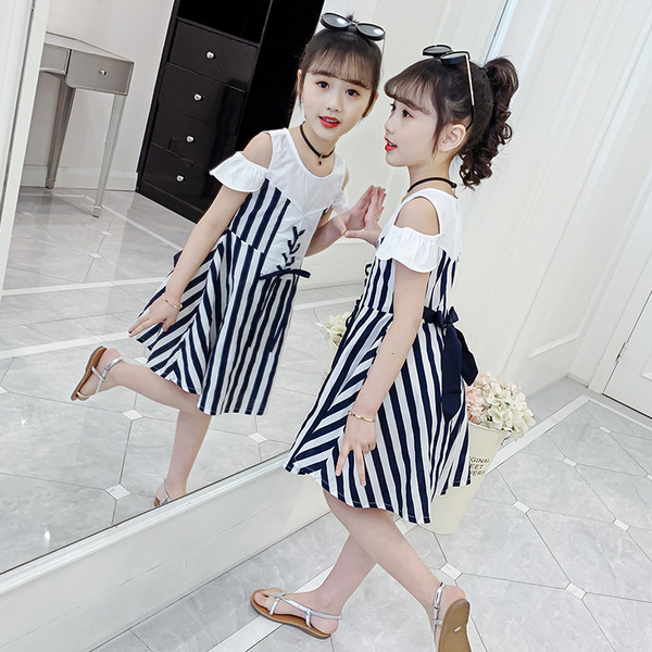 Moodne paljaste õlgade ja paeltega lastekleit