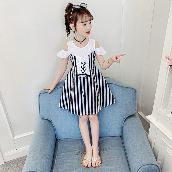 Moodne paljaste õlgade ja paeltega lastekleit