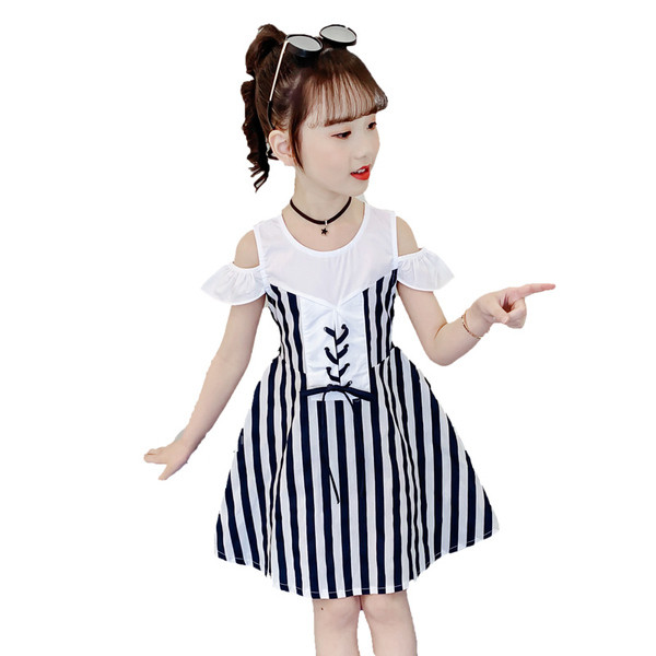 Moodne paljaste õlgade ja paeltega lastekleit