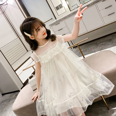 Kivágott női ruha csipkével és fényes részecskékkel