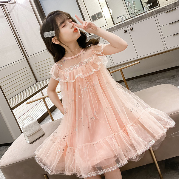 Kivágott női ruha csipkével és fényes részecskékkel