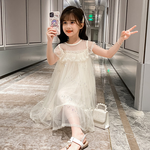 Kivágott női ruha csipkével és fényes részecskékkel