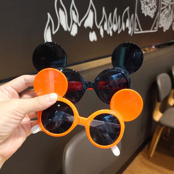 Modern gyerekszemüveg kerek formában, 3D elemmel