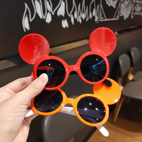 Modern gyerekszemüveg kerek formában, 3D elemmel