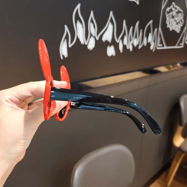 Modern gyerekszemüveg kerek formában, 3D elemmel