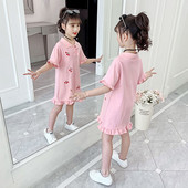 Alkalmi gyerekruha klasszikus gallérral és hímzéssel