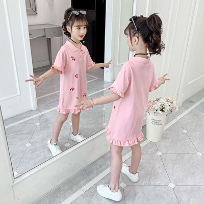 Alkalmi gyerekruha klasszikus gallérral és hímzéssel