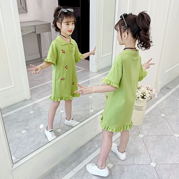 Alkalmi gyerekruha klasszikus gallérral és hímzéssel