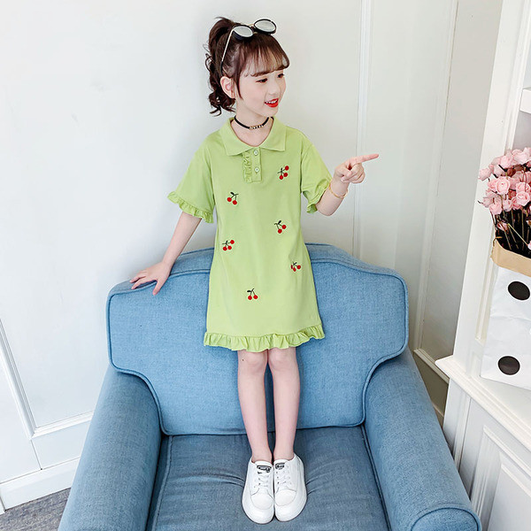 Alkalmi gyerekruha klasszikus gallérral és hímzéssel