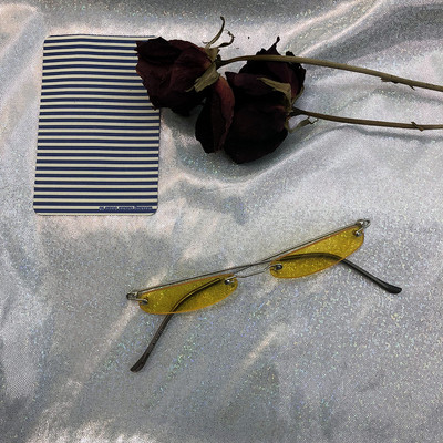 Retro női stílusos szemüveg vékony kerettel