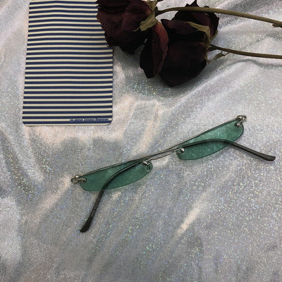 Retro női stílusos szemüveg vékony kerettel