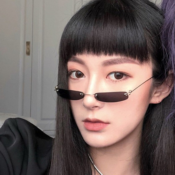 Retro női stílusos szemüveg vékony kerettel