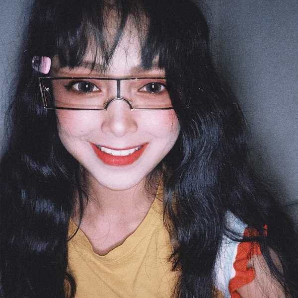 Stílusos női szemüveg vékony kerettel