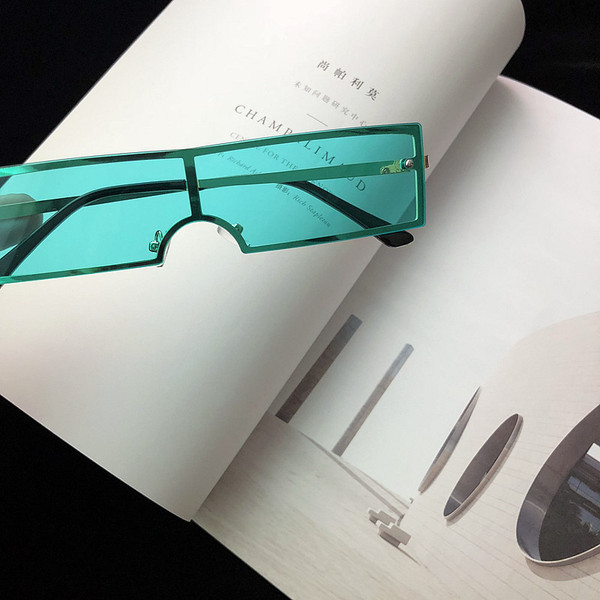 Stílusos női szemüveg vékony kerettel