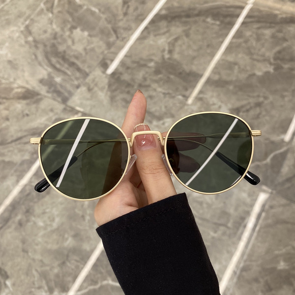 Vékony keretű, kerek alakú női szemüveg