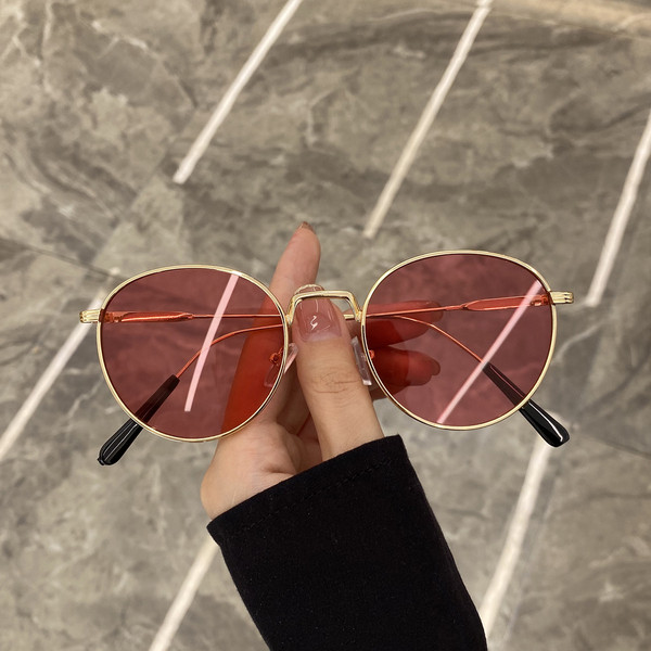 Vékony keretű, kerek alakú női szemüveg