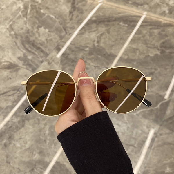 Vékony keretű, kerek alakú női szemüveg