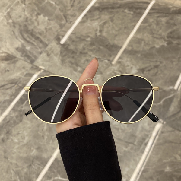 Vékony keretű, kerek alakú női szemüveg