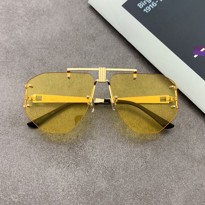 Stílusos női szemüveg vékony kerettel, kerek formában