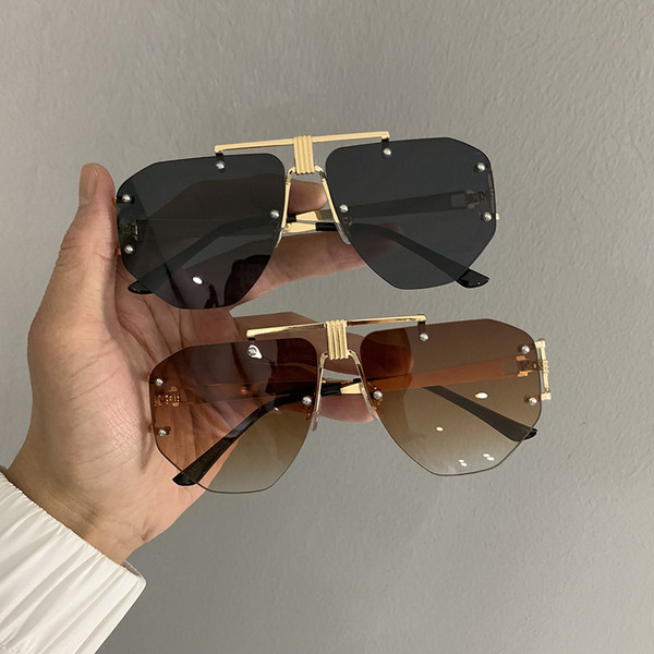 Stílusos női szemüveg vékony kerettel, kerek formában