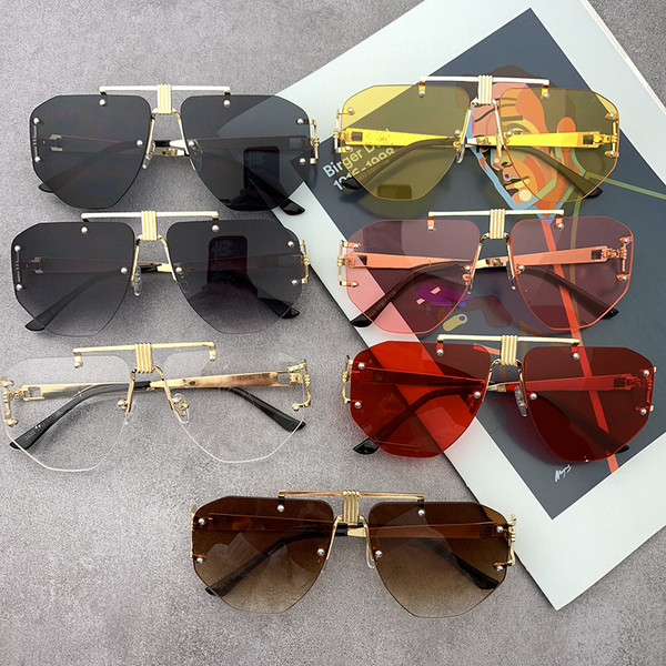 Stílusos női szemüveg vékony kerettel, kerek formában