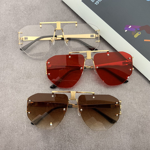 Stílusos női szemüveg vékony kerettel, kerek formában