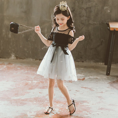 Modern gyerekruha csipkeelemekkel és szalaggal