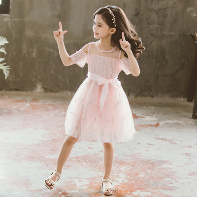 Modern gyerekruha csipkeelemekkel és szalaggal