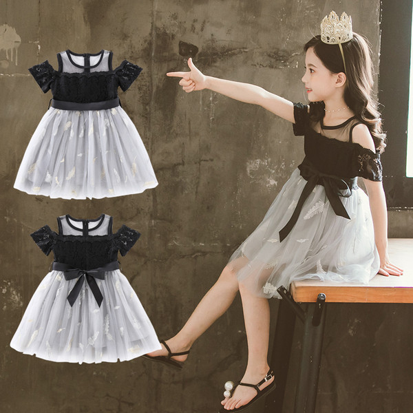 Modern gyerekruha csipkeelemekkel és szalaggal