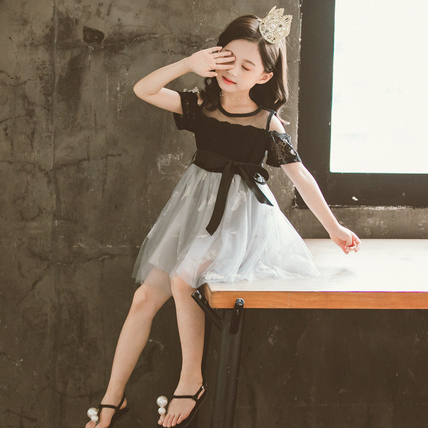 Modern gyerekruha csipkeelemekkel és szalaggal