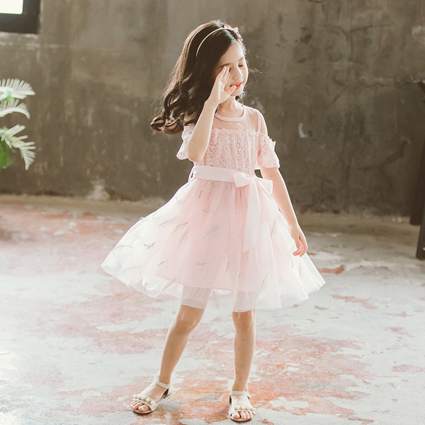 Modern gyerekruha csipkeelemekkel és szalaggal