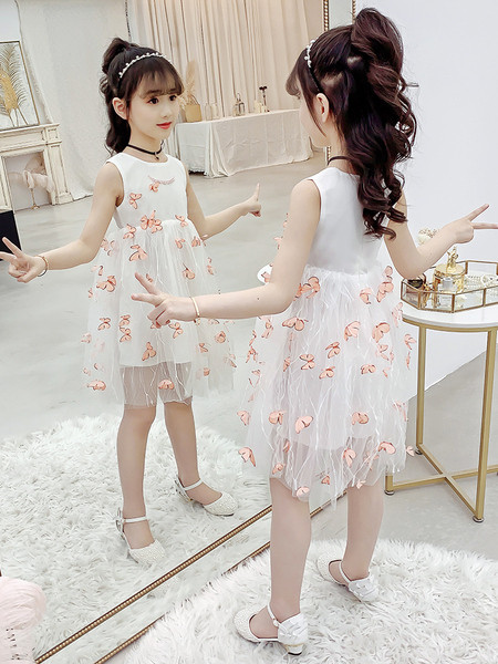 Modern szabású gyerekruha 3D pillangókkal