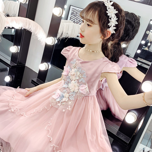 Modern gyerekruha 3D virágokkal és tülllel