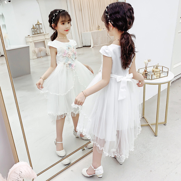 Modern gyerekruha 3D virágokkal és tülllel