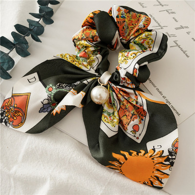 Aktuális függő hajgumi szaténból gyöngyházzal